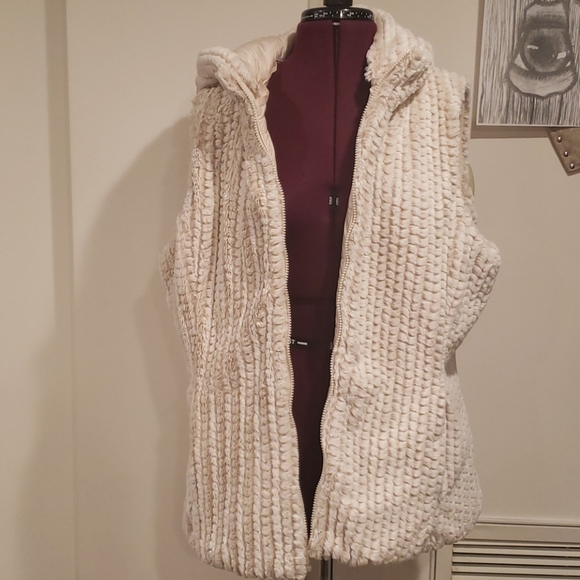 Reversable Vest - Picture 2 of 4